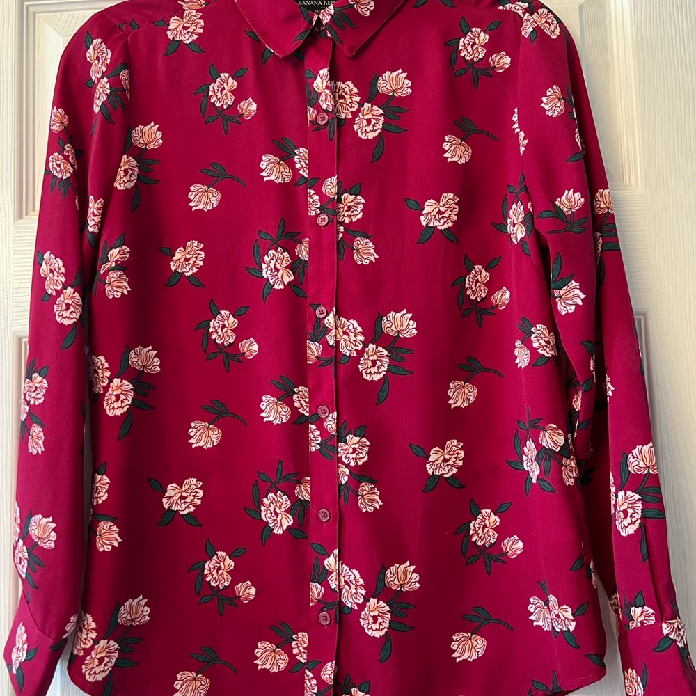 Banana Republic, magenta, floral, long sleeve, button blouse. Size Small Petite